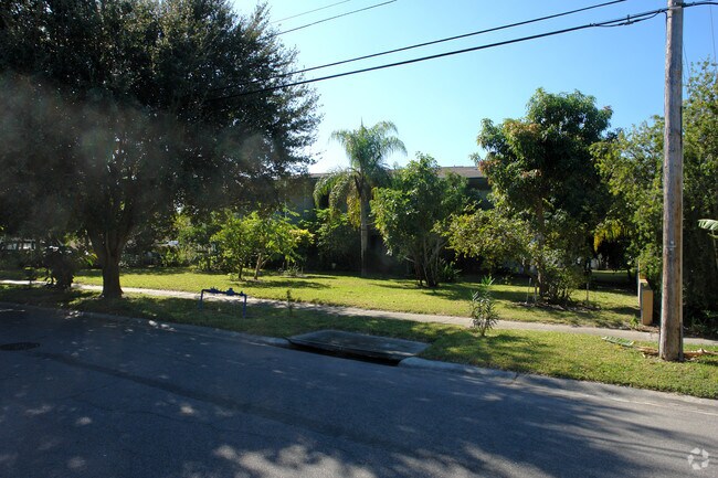 Building Photo - 116 SW Jefferson Cir N