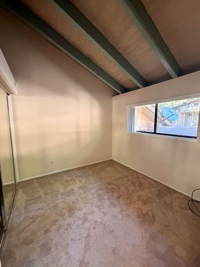 Building Photo - 321 Ski Way