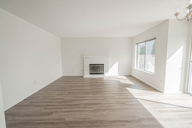 Building Photo - Charming Castaic Home Available 4/7/26