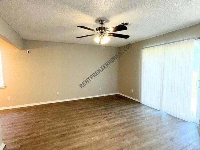 Building Photo - 8741 Hillridge Dr