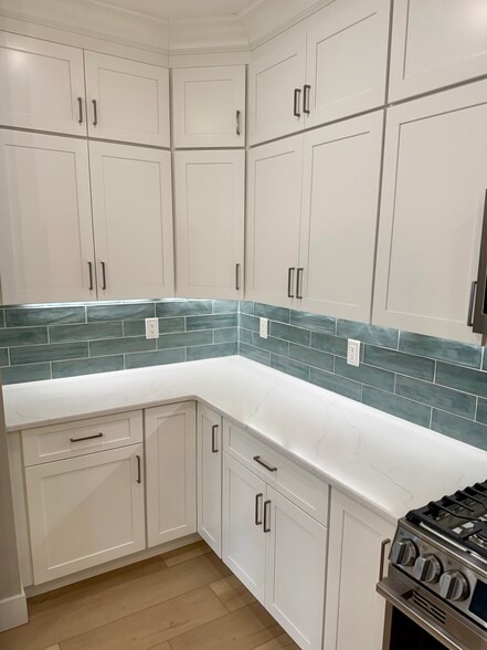 Building Photo - 906 Main St