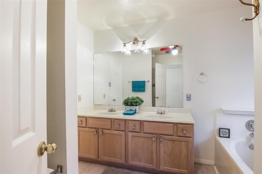 Building Photo - 5018 Dawngate Dr