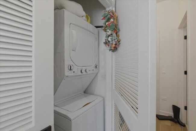 Building Photo - 4513 N Clark St