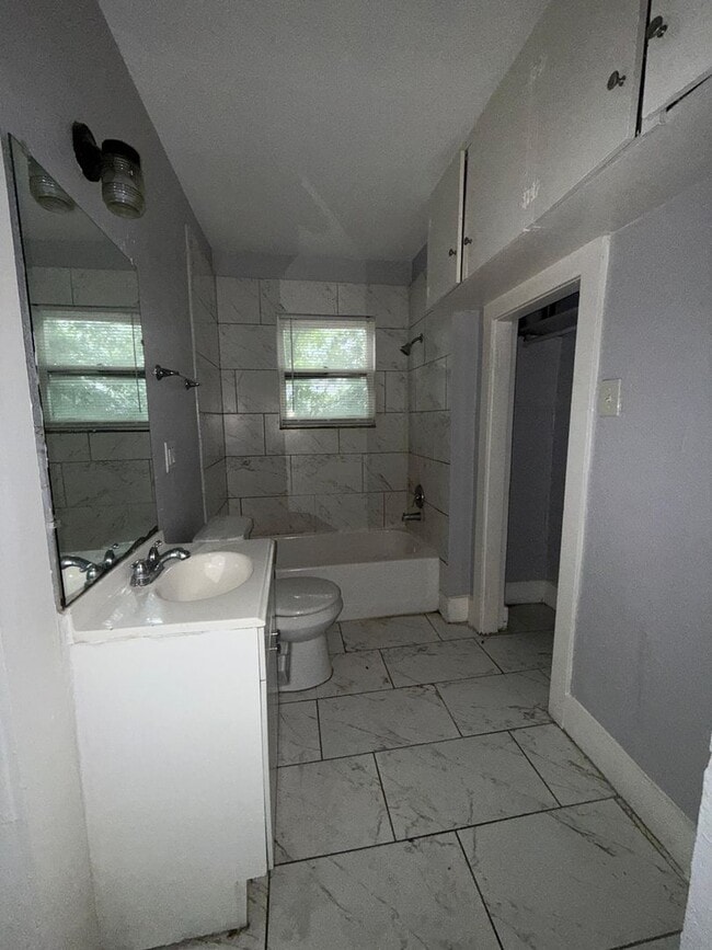 Building Photo - 3012 Live Oak St