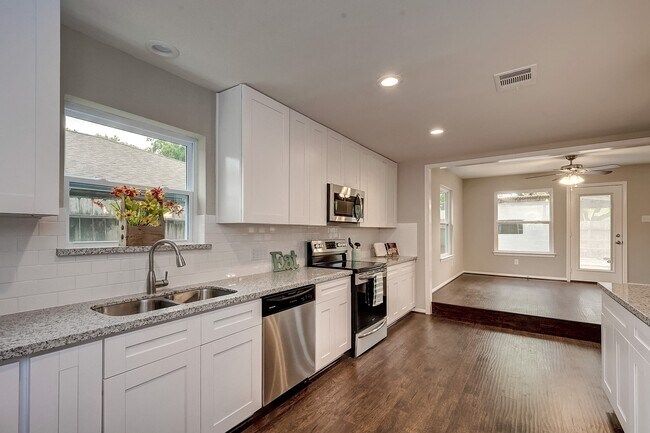 Building Photo - 158 Bluebonnet St