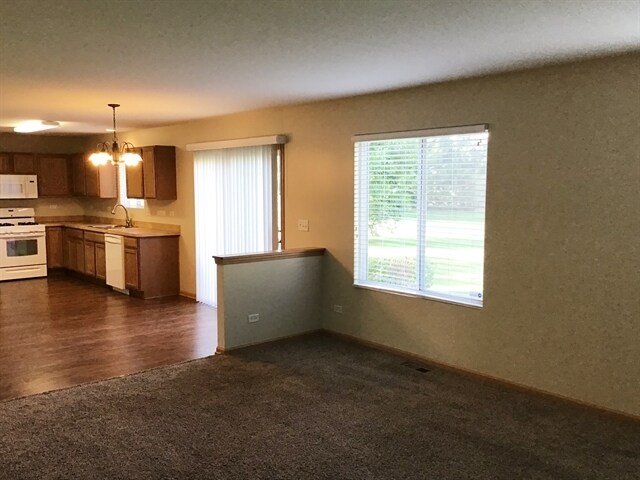 Building Photo - 818 Glen Cove Ln