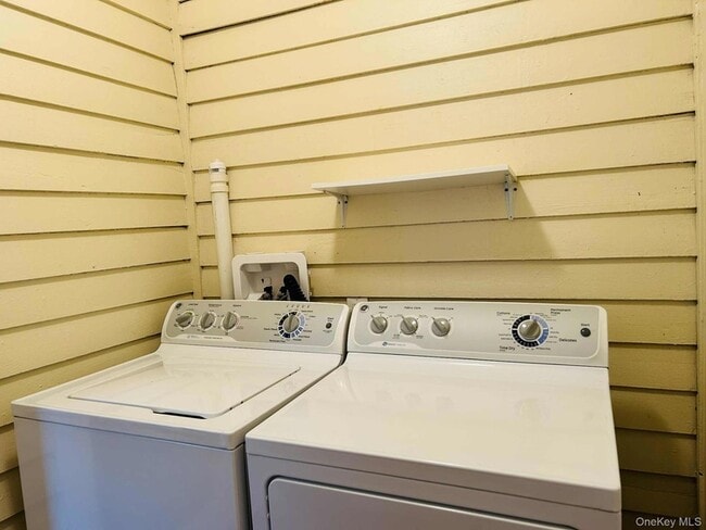 Building Photo - 22 Cozzens Ave