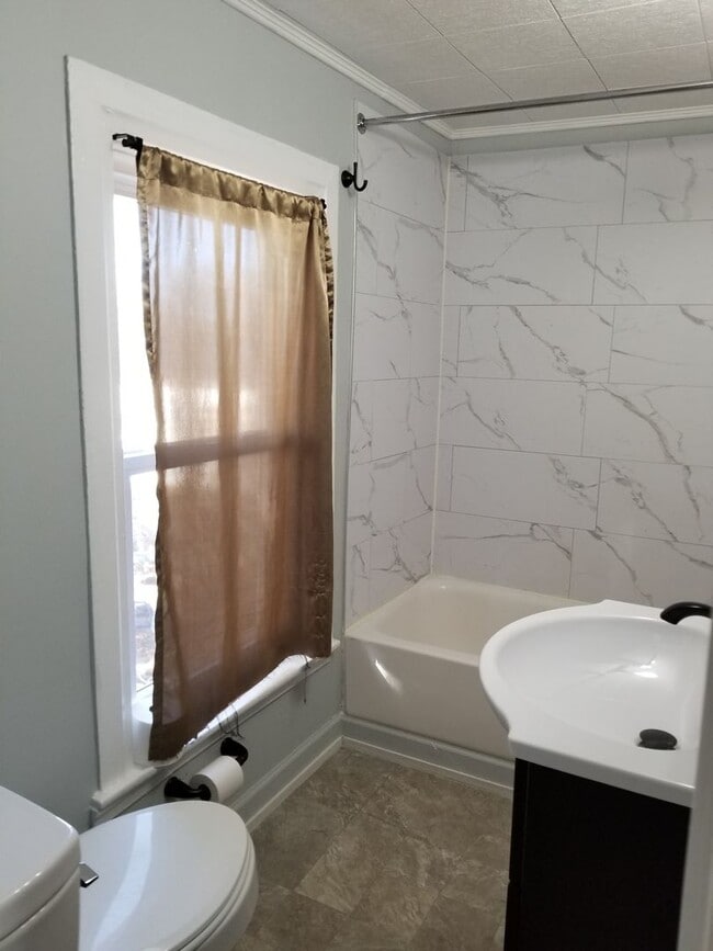 Building Photo - 224 W North St