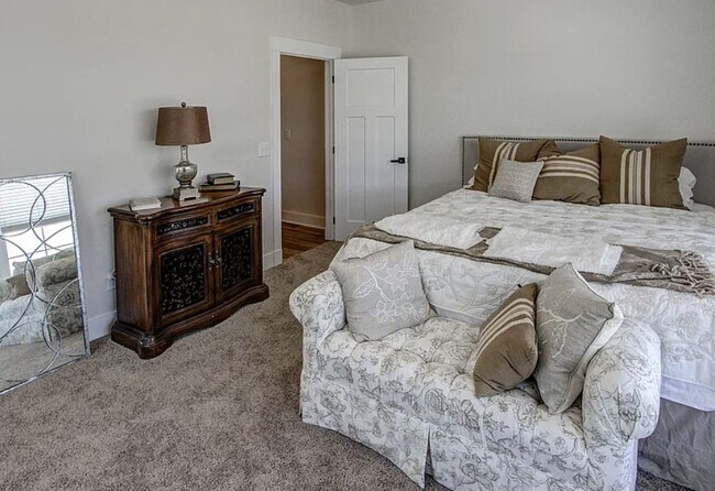 Building Photo - 246 West Ave