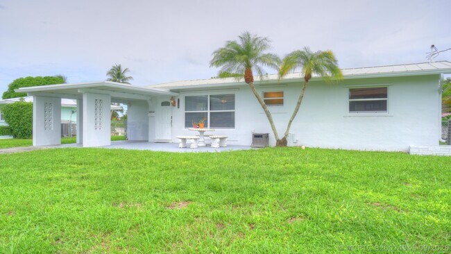 Building Photo - 1128 W River Dr