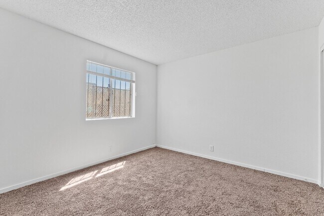 Building Photo - 2-Bedroom 1st-Floor Apartment – Move In To...