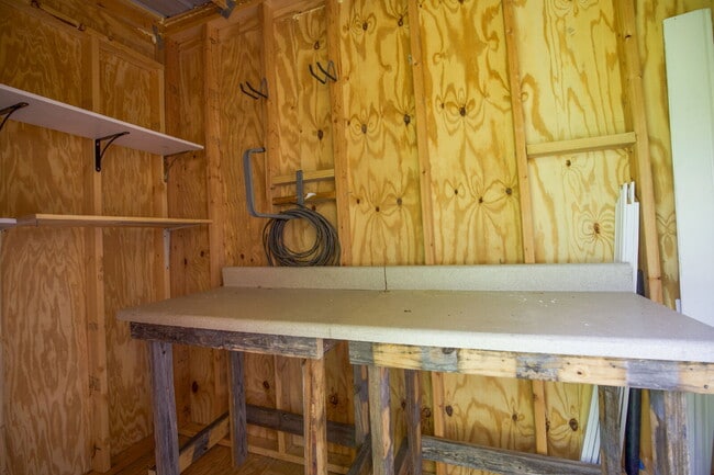 Building Photo - 102 Willow Creek Ln