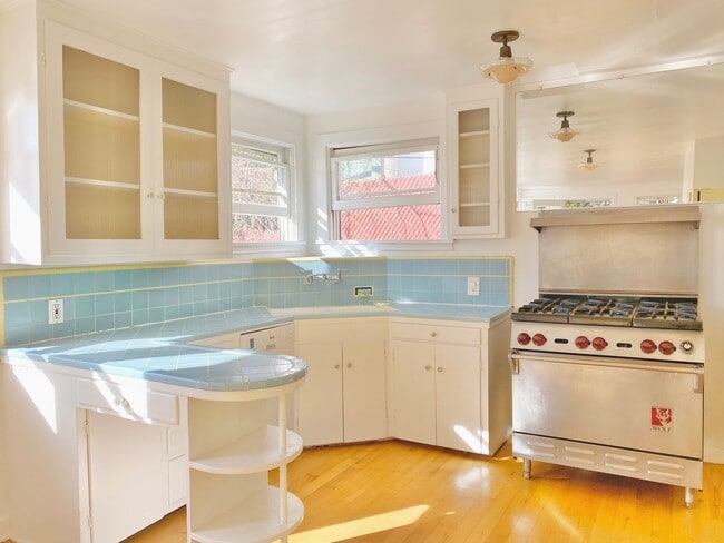 Building Photo - Hillside Los Feliz Cottage w/ Yard, Parking *ALL UTILITIES INCLUDED*