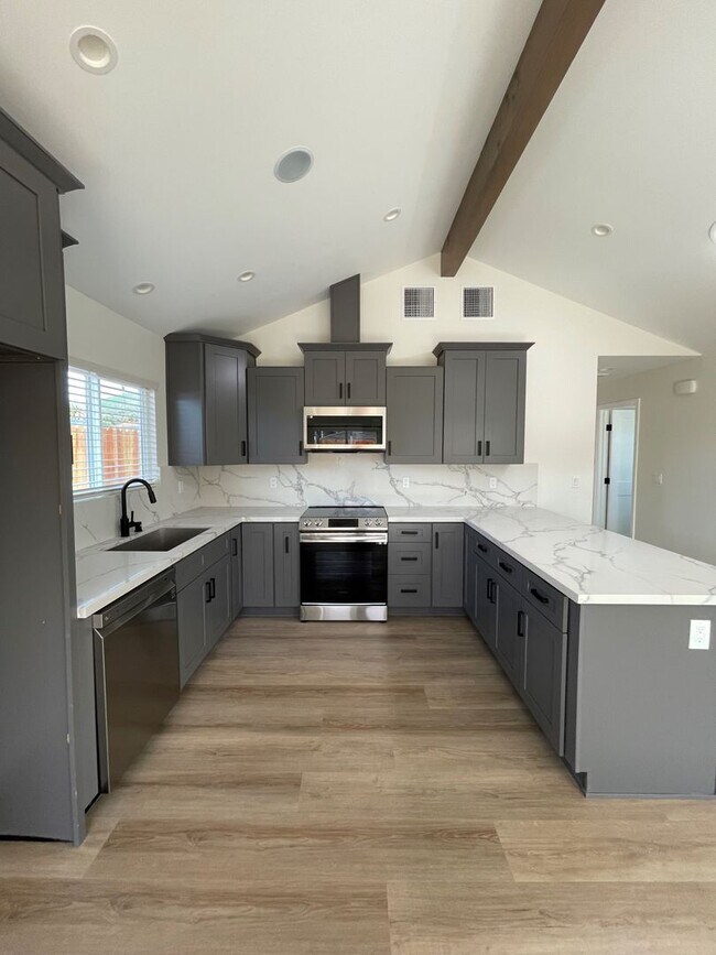 Building Photo - 183 S Seaward Ave