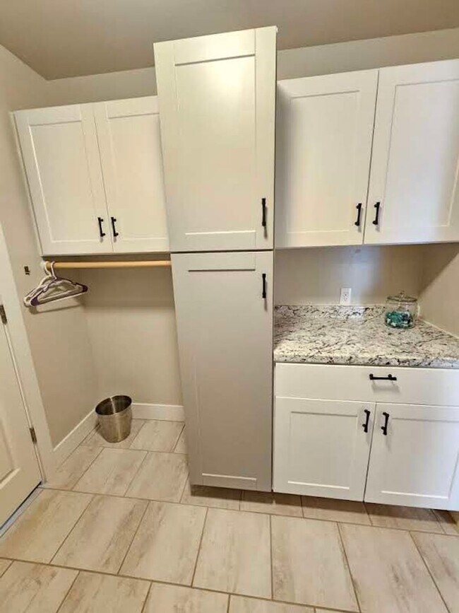 Building Photo - Ready now this beautiful 3 Bedroom Upscale...