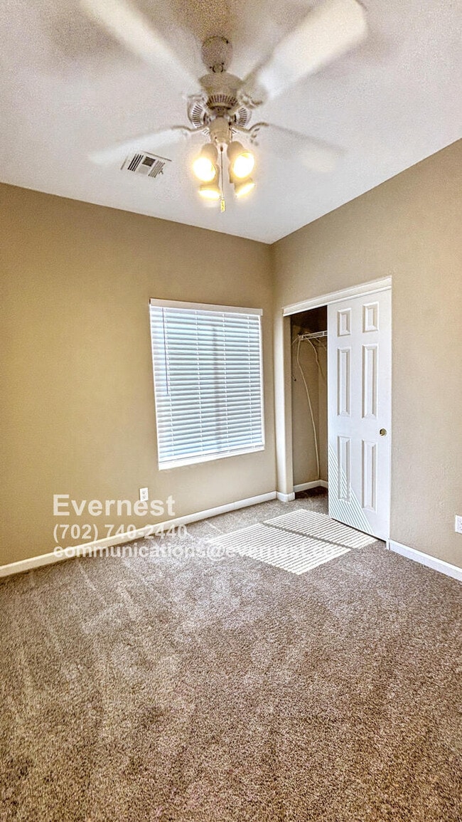 Building Photo - Lovely 3-Bedroom Home with Fireplace and M...