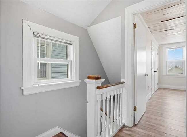 Building Photo - Charming 2 bedroom/1.5 bathroom updated home-Mt. Washington