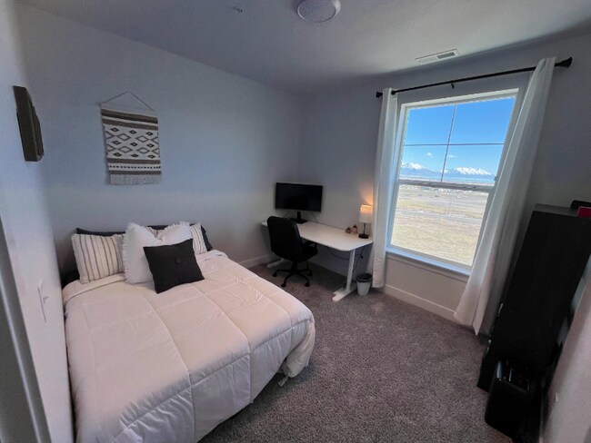 Building Photo - 927 W Coral Charm Wy