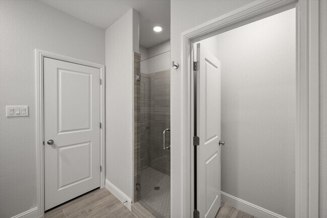 Building Photo - Brand New Luxury Townhouse in West Arlington