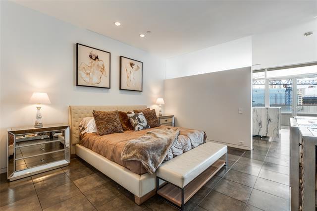 Building Photo - 2430 Victory Park Ln