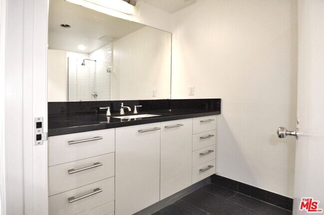 Building Photo - 416 S Spring St