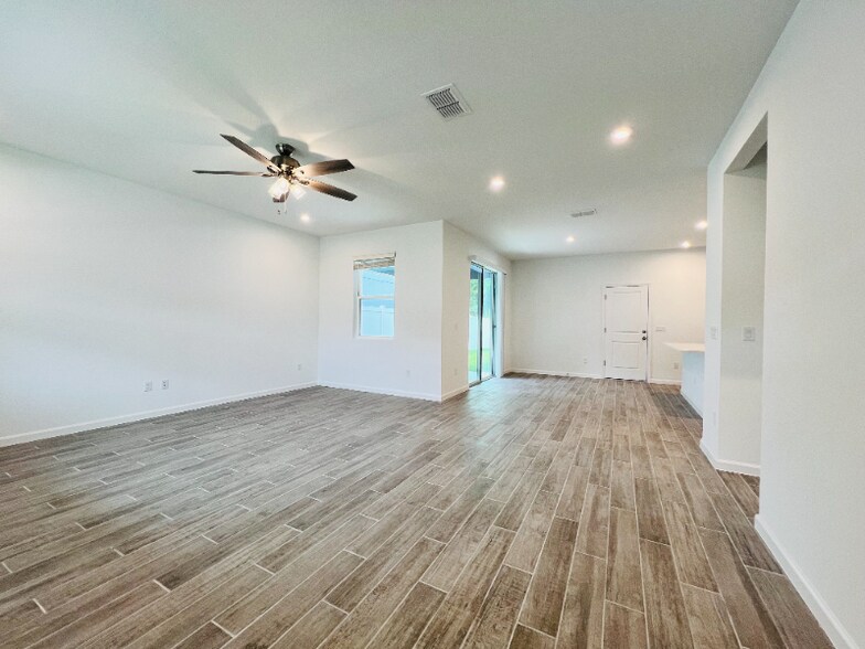 Building Photo - 11616 Sunsail Ave