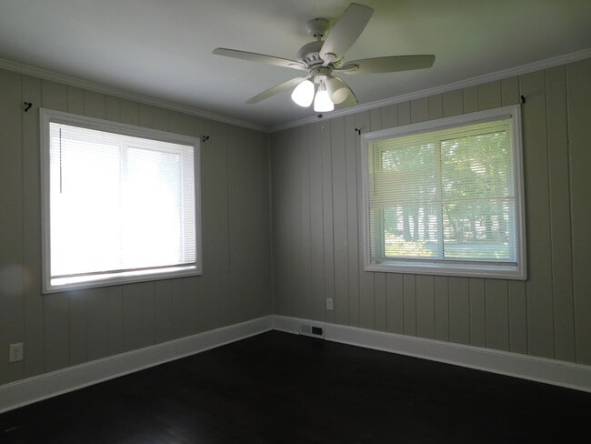 Building Photo - 411 Gray Dr
