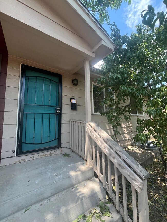 Primary Photo - Spacious 4 Bed / 2 Bath Unit in Westwood C...