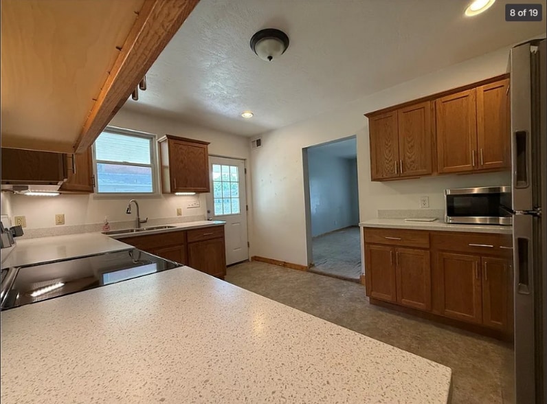 Building Photo - 635 Valley St