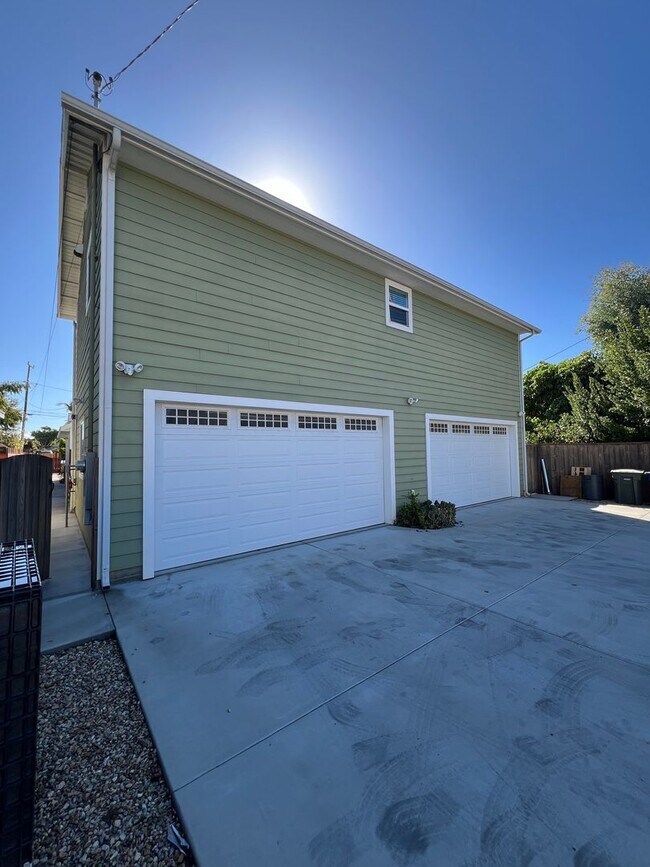 Building Photo - 103 S Santa Rosa St
