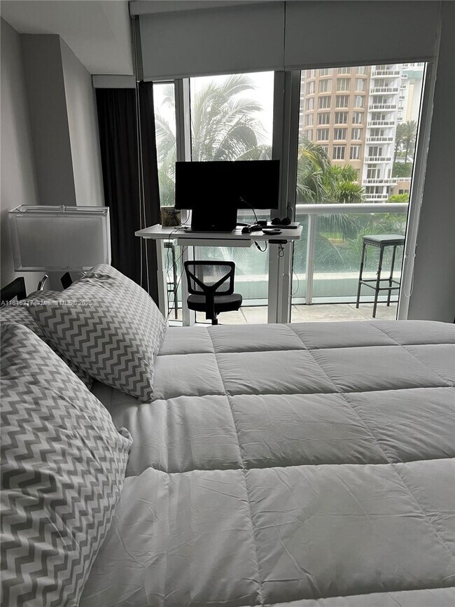Building Photo - 465 Brickell Ave