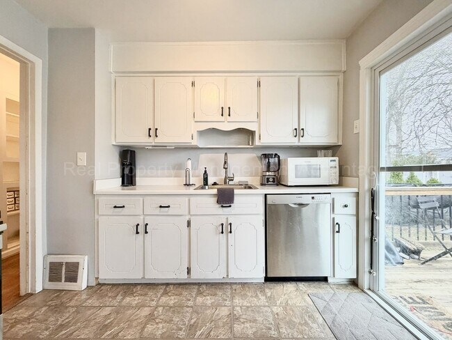 Building Photo - Bright and Renovated Near Downtown Royal Oak