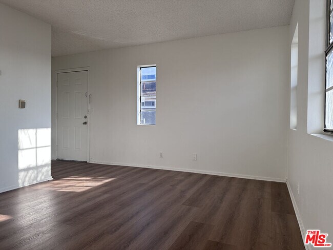 Building Photo - 138 N Mariposa Ave