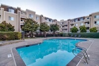 Building Photo - Perectly Located, **PET FRIENDLY** Spacious, 2bed/ 2bath, Emeryville Condo For Rent