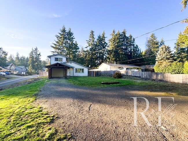 Building Photo - Classic Character Meets Fresh Flooring in ...