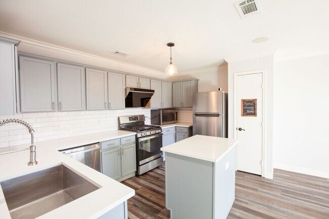 Building Photo - 3103 Creekwood Dr