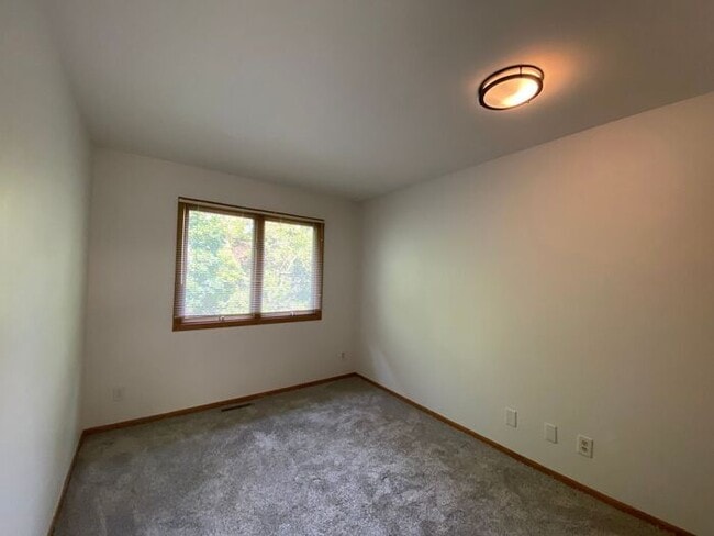Building Photo - $2,000 | 4 Bedroom, 3 Bathroom House | Pet...