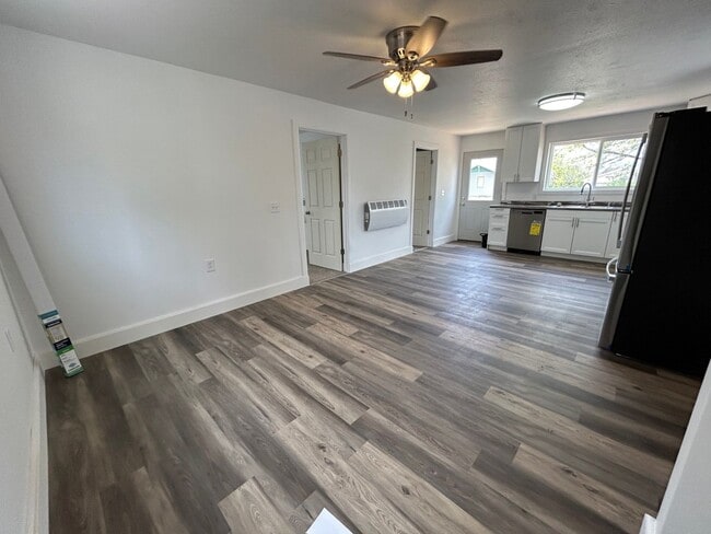 Building Photo - 3 Bedroom 1 Bath Beautiful House with Fenced Yard & Garage