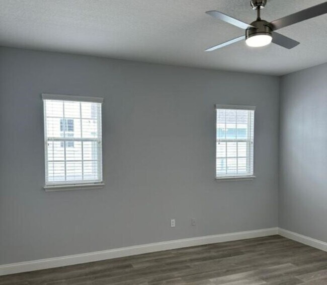 Building Photo - Completely remodeled 4 Bedroom 2 Bath sing...