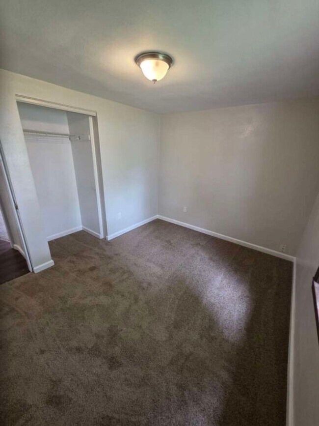 Building Photo - LIMITED TIME**NO APPLICATION FEE**1/2 OFF ...