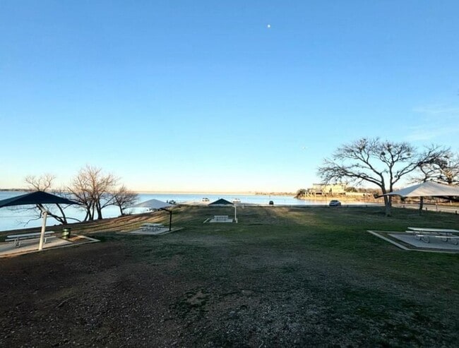Building Photo - Bungalow close to the Lake