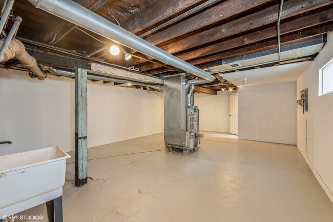 Building Photo - 626 W 18th St