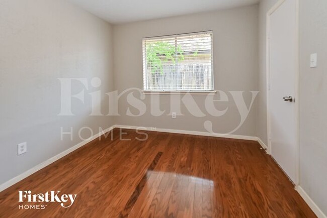 Building Photo - 3843 Buckhurst Dr