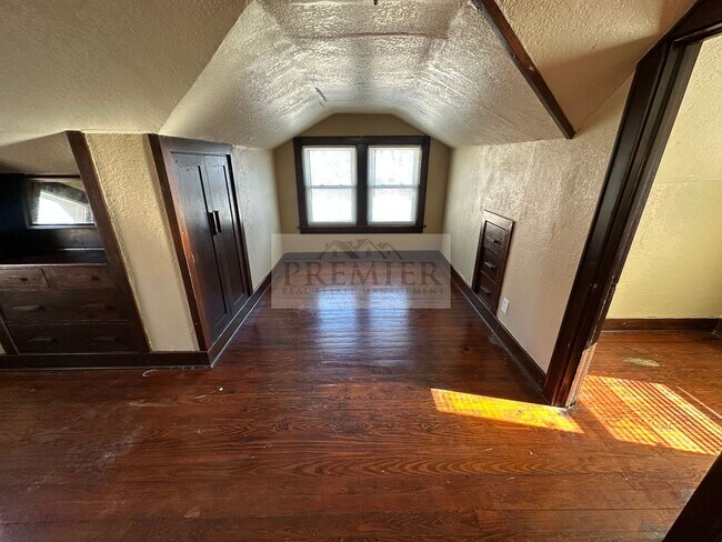 Building Photo - 5830 Tracy Ave