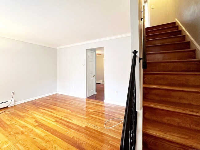 Building Photo - 245 Sunnyridge Ave