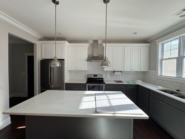 Building Photo - Available to Show