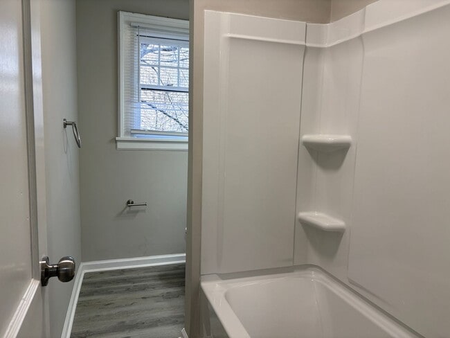 Building Photo - 2 Bedroom, 1 Bathroom Apartment in Reidsville!