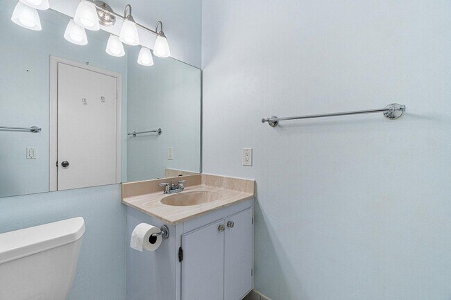 Building Photo - 120 Cypress Club Dr