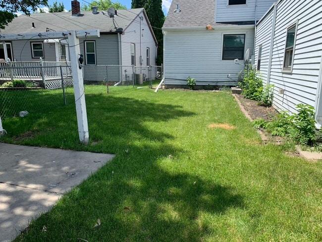 Building Photo - 5 Bedroom Across from NDSU!!