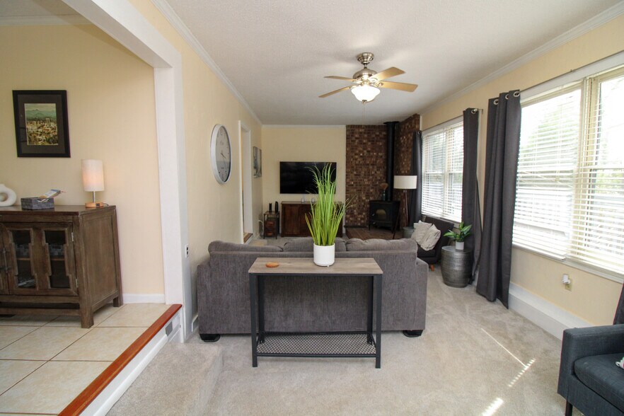 Building Photo - 39 Southwicke Dr